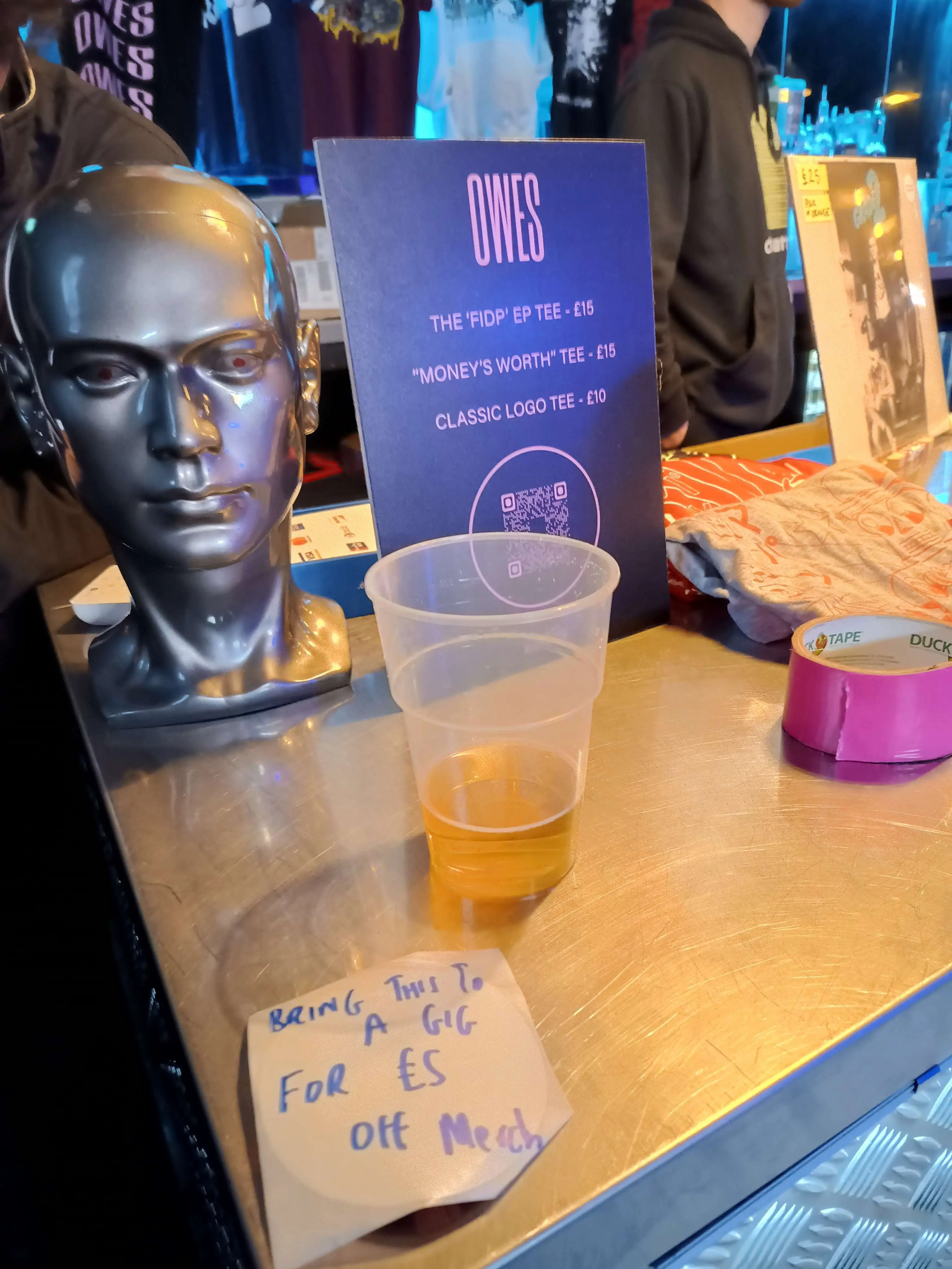 beer next to a bust in Owes